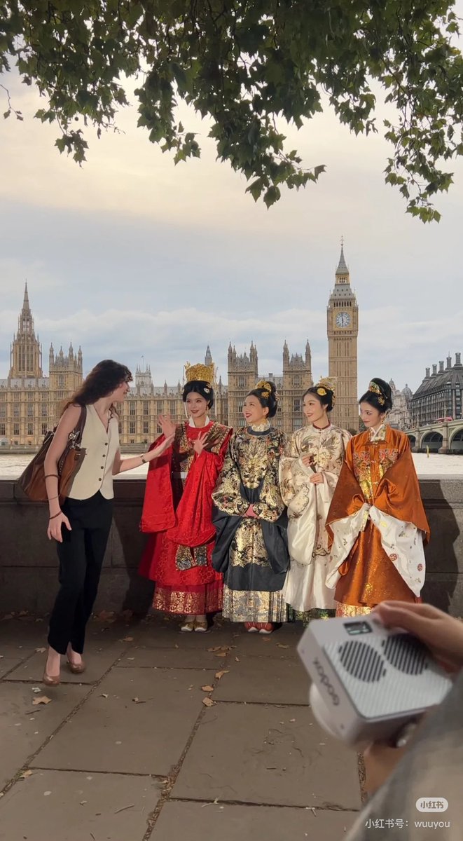 AmazingHanfu's tweet image. In front of London's #BigBen, Ming Dynasty #Hanfu meets Zheng He's Western Seas voyage. Porcelain, silk, and goodwill then; traditional Chinese Hanfu now. Each stitch tells a story. Sharing our #heritage one #outfit at a time!（via.Zhu Wuyou）
