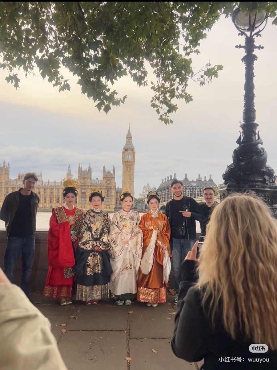 AmazingHanfu's tweet image. In front of London's #BigBen, Ming Dynasty #Hanfu meets Zheng He's Western Seas voyage. Porcelain, silk, and goodwill then; traditional Chinese Hanfu now. Each stitch tells a story. Sharing our #heritage one #outfit at a time!（via.Zhu Wuyou）