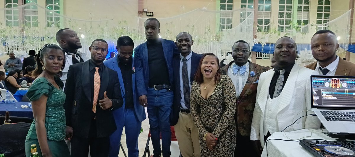 Dans une fête de mariage à Bukavu, un homme a choisi de monter sur une chaise. <a href="/JuaRdc/">JUA RDC</a>