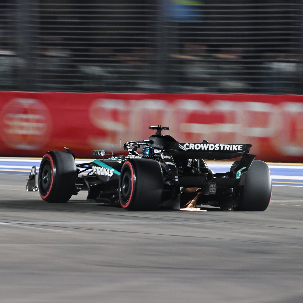 FormulaSourceIG's tweet image. After 19 laps of racing, George Russell is leading well ahead of Max Verstappen (9s ahead).

Norris, who just touched the wall, is closely following the Dutch Lion. 

Isack Hadjar is still 9th after losing a position at the start.

#F1 #SingaporeGP 🇸🇬