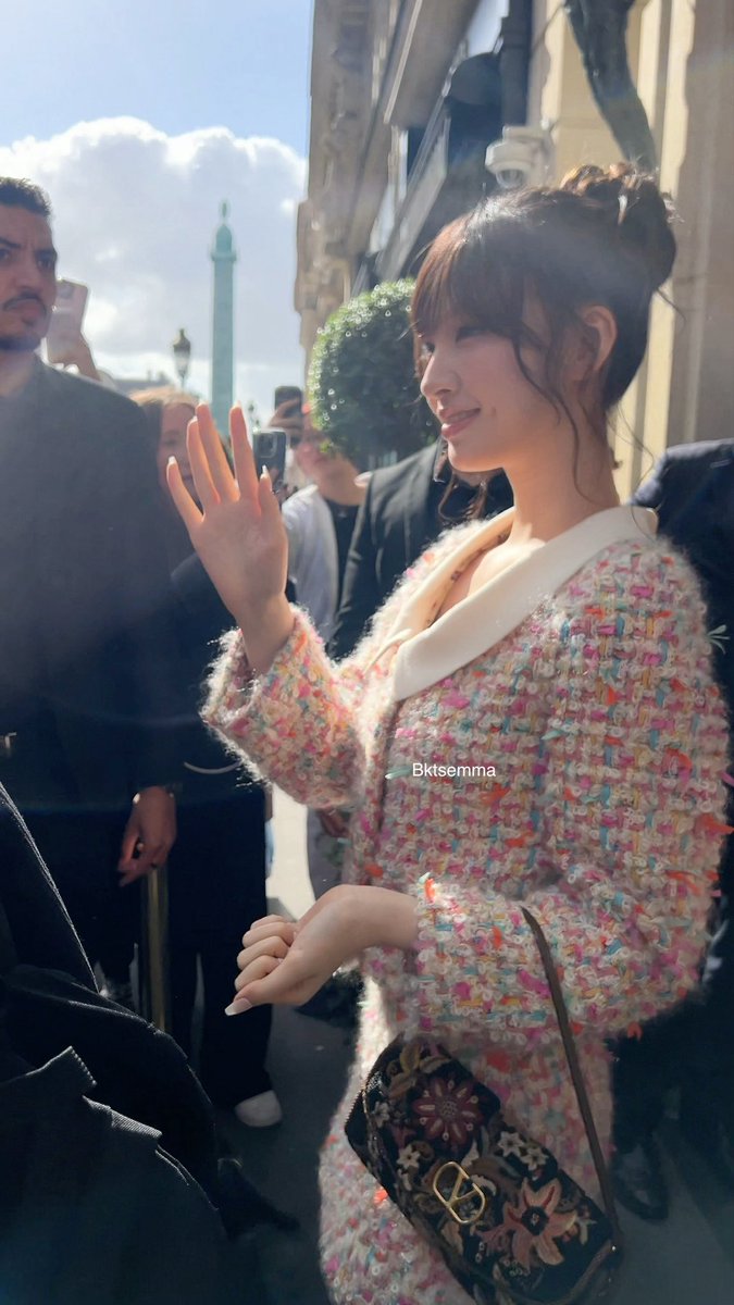 Couplez so pretty and gorgeous 

REI AT PARIS FASHION WEEK
VALENTINO MEETS REI AT PFW
#REIxValentino #ValentinoSS26 #ValentinoFireflies 
LIZ at VALENTINO PFW
#LIZxValentino #LIZxValentinoSS26 
#ValentinoSS26 #ValentinoFireflies
<a href="/MaisonValentino/">Valentino</a> <a href="/IVEstarship/">IVE OFFICIAL</a>