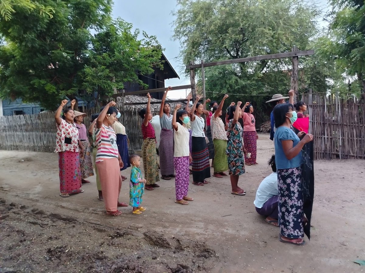 KYITHAR95368969's tweet photo. Local residents from a village of northern zone of #Yinmarbin Twp, #Sagaing Region, staged a strike to overthrow the #MilitaryDictatorship on Oct5.
  
#WarCrimesOfJunta         
#2025Oct5Coup                                                  
#WhatsHappeningInMyanmar https://t.co/oWEA6TkqhV