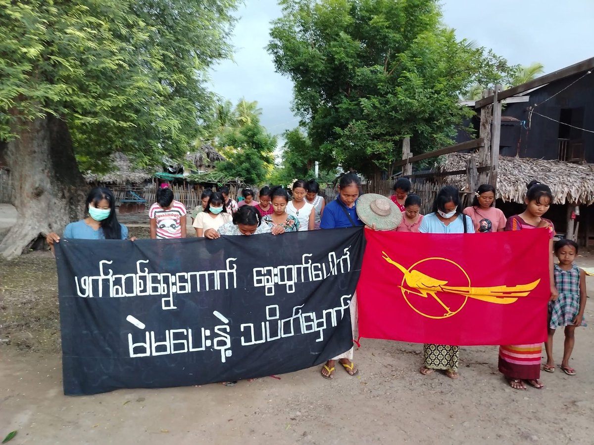 KYITHAR95368969's tweet photo. Local residents from a village of northern zone of #Yinmarbin Twp, #Sagaing Region, staged a strike to overthrow the #MilitaryDictatorship on Oct5.
  
#WarCrimesOfJunta         
#2025Oct5Coup                                                  
#WhatsHappeningInMyanmar https://t.co/oWEA6TkqhV