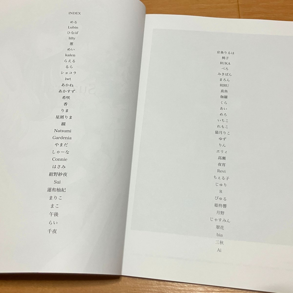 GLMallにてコーデスナップ冊子「Suzuran」が通販開始になっております 
お手に取って見てほしいサイズ感と紙になりますので、ぜひご覧いただけたらと思います
INDEX写真追加しました

通販リンク⬇️
gothlolimarket.com/products/51001…

＃ゴスロリマーケット　#GLM13　＃GLMall