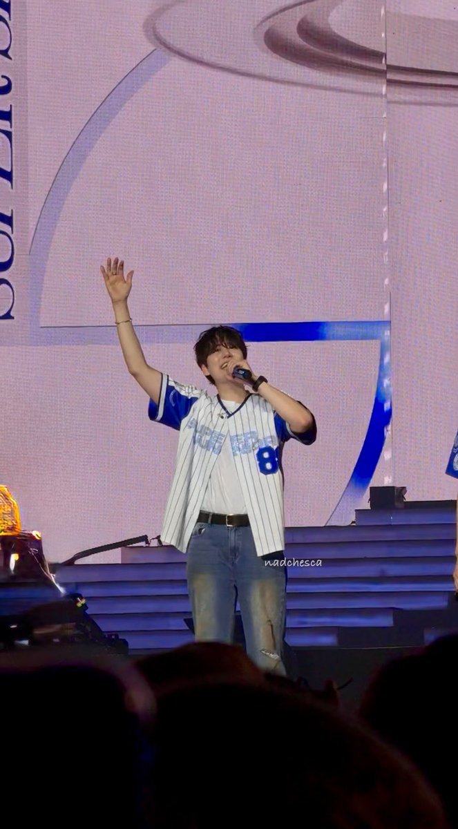 elpeutakeover's tweet photo. Kyu Closing MENT: “We’ll be back again next year!”
ELF: let me start saving my concert fund again 💸
#SuperShow10 #ELF #superjunior #SUPERJUNIORinJAKARTA #SS10inJAKARTA #supershow10injakarta #kyuhyun #슈퍼주니어 #200thsupershow #20th_anniversary_tour https://t.co/OETm2Jl3EY