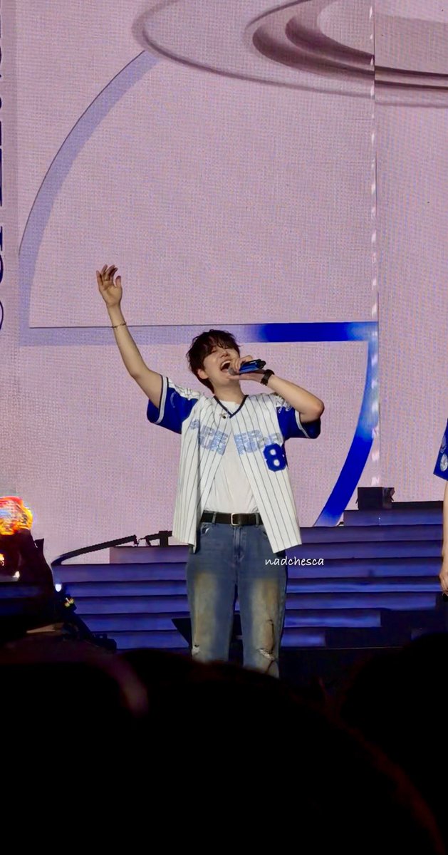 elpeutakeover's tweet photo. Kyu Closing MENT: “We’ll be back again next year!”
ELF: let me start saving my concert fund again 💸
#SuperShow10 #ELF #superjunior #SUPERJUNIORinJAKARTA #SS10inJAKARTA #supershow10injakarta #kyuhyun #슈퍼주니어 #200thsupershow #20th_anniversary_tour https://t.co/OETm2Jl3EY