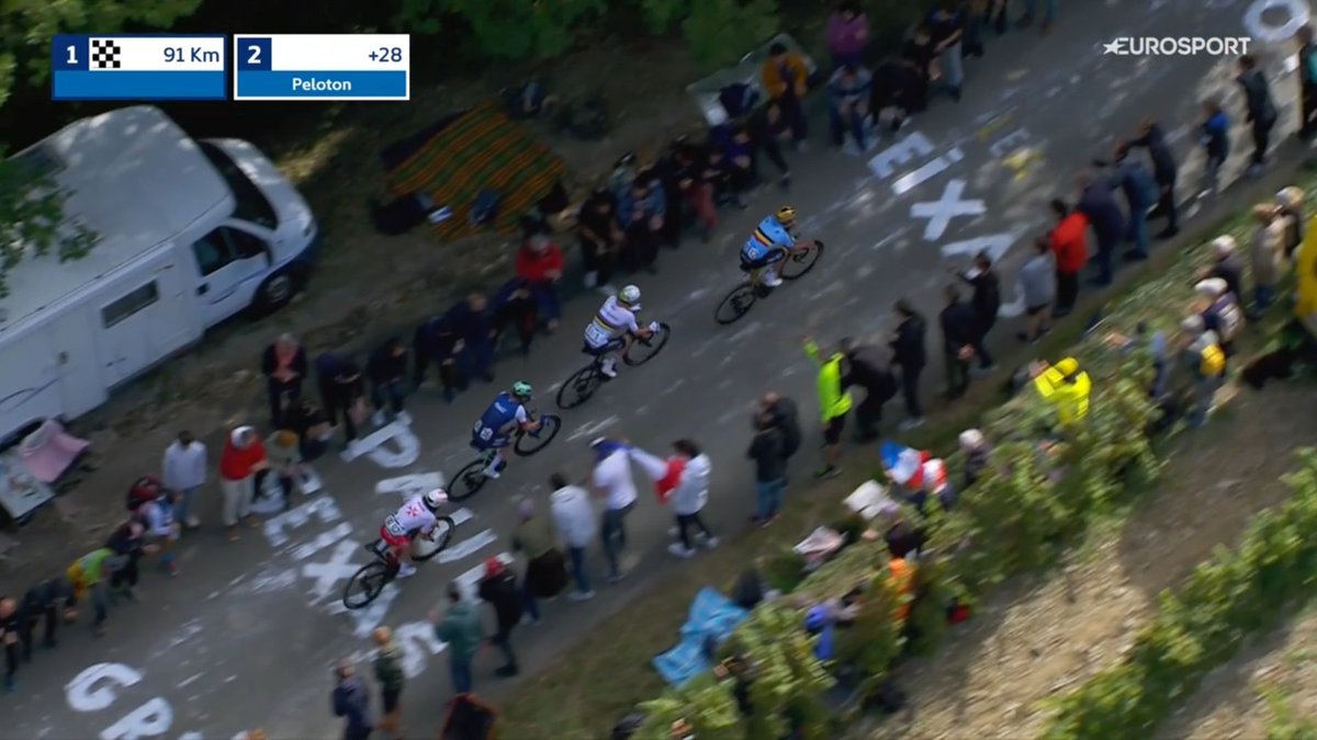 LeGruppetto's tweet photo. PAUL SEIXAS SUIT REMCO EVENEPOEL ET TADEJ POGACAR ! Le Français, 19 ans depuis quelques jours, évolue déjà à un niveau incroyable en suivant les deux cadors dans le Val d'Enfer. #EuroRoad25 https://t.co/eJeu4h0Izv