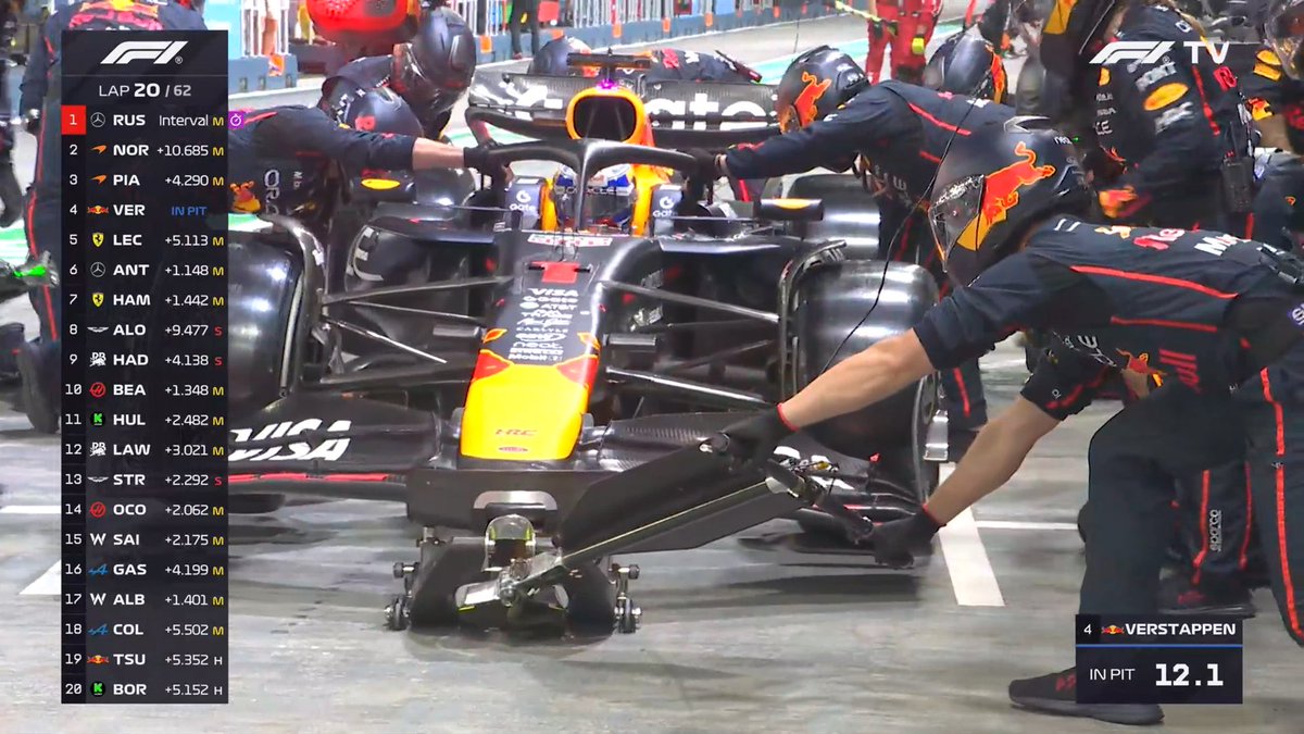 FormulaSourceIG's tweet image. Max Verstappen in the pits for a botched stop (3s)! 💨

After fitting hards, the Dutch Lion comes back out in P7. 🦁

#F1 #SingaporeGP 🇸🇬