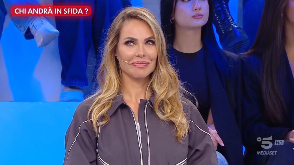 mariamemeo's tweet photo. Ma quanto è stupenda oggi Ilary?!! È identica a quando presentava il gf 😍 #amici25 https://t.co/VhmlmgeJ5W
