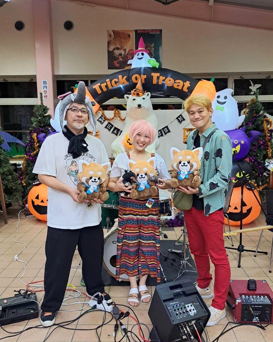 nhdzoo_szga's tweet photo. 本日の「#夜の動物園『NIGHT ZOO LIVE2025』」は、
動物LOVE音楽ユニット「アメフラヘヴィ@yumi_pochi」さんでした！
動物をテーマにした楽曲はお客様もノリノリでした♪

10/11(土)はシンガーソングライターの【美結さん＆AYAKOさん】です！お楽しみに♪

#日本平動物園 https://t.co/hj4W1nHr6G