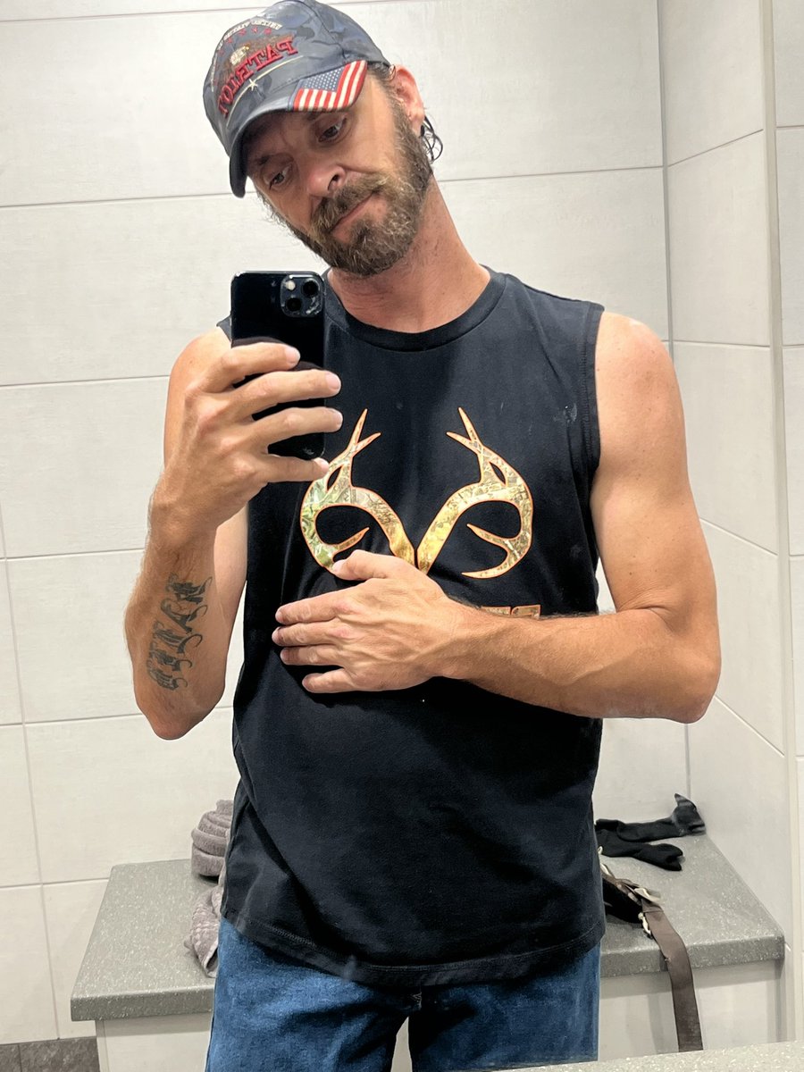 DrewFitch12332's tweet photo. Thinking about shaving before November 🤣😂 https://t.co/bd7gsJdKoR