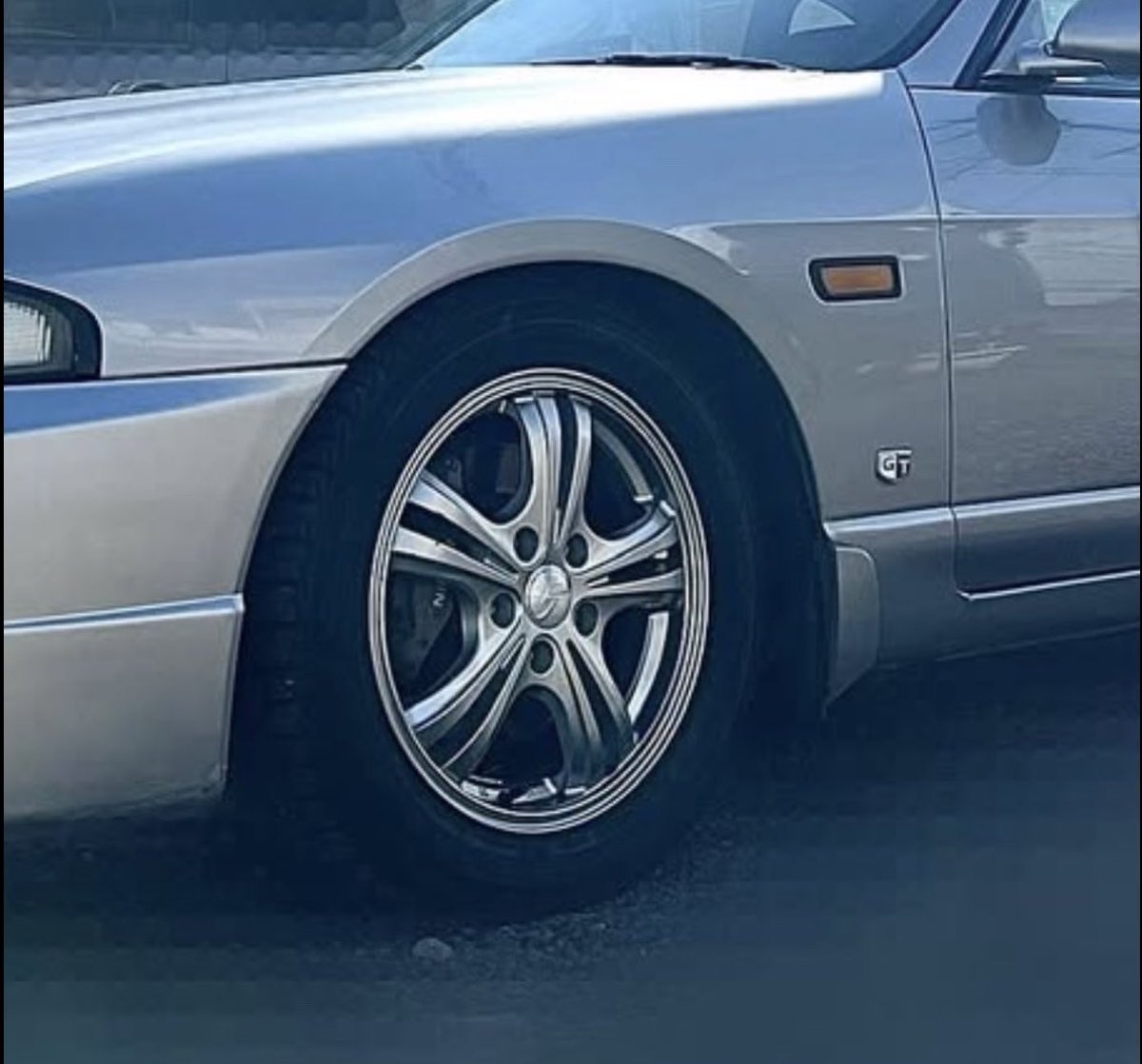 chiyaaboo's tweet photo. 家の駐車場に置いてあったスタッドレスタイヤとホイール盗まれた https://t.co/YSLqzu9mvp