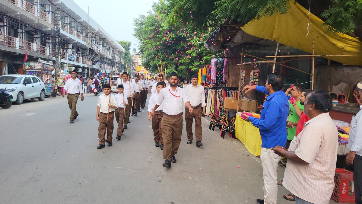 DilipSriAdv's tweet photo. आज श्री बालाजी शक्तिपीठ भूतनाथ इंदिरा नगर लखनऊ के सामने #राष्ट्रीय_स्वयंसेवक_संघ के पद संचलन कार्यक्रम में राष्ट्रभक्त स्वयंसेवकों का पुष्प वर्षा कर स्वागत एवं अभिनंदन करने का सौभाग्य प्राप्त हुआ।   
आपका
दिलीप कुमार श्रीवास्तव एड.
प्रत्याशी सदस्य बार काउंसिल आफ उत्तर प्रदेश https://t.co/2DxCJGVzQy