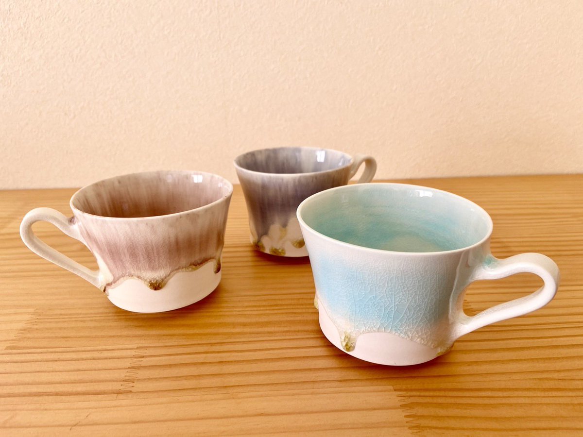 先日いただいた器がとても素敵でしたので、同じ作家さま #藤内紗恵子 様の #マグカップ を購入させていただきました✨
３色どれも素敵です😊✨
細やかな技が随所に感じられます。手に取るたびにうっとりしてしまうとても特別な逸品です✨

#暮らし #美しい器 #陶芸 #陶芸作家