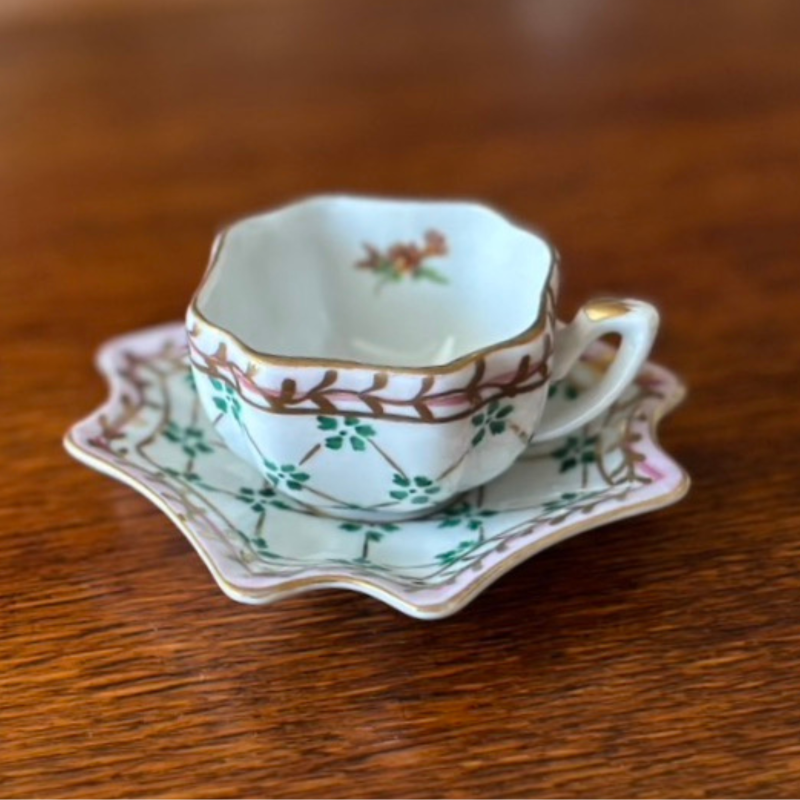 とても可憐でかわいいデミタスカップ&ソーサー。 ピンクグリーン金彩が