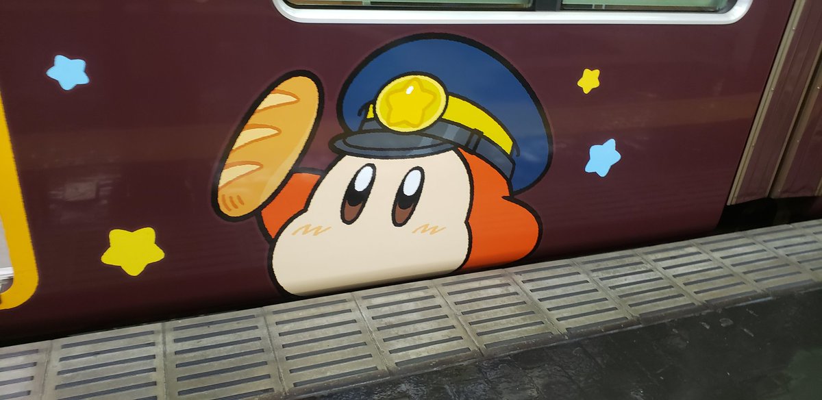 帰りは阪急電鉄神戸線に乗って、途中の十三駅のホームでみたらし団子と551の豚饅を購入して、ホームで待っていたらカービイ号が来て乗車できました。
大阪梅田駅に着いた時にワドルディばかり撮ってました。