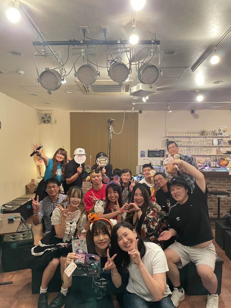 secsheena's tweet photo. 楽しかったー！！！！！！！
みんな熱く再燃しまくったーつ🔥🔥🔥
夜公演のスクワット被害者DOメンの皆でパシャリ📸
昼公演の皆さん💕
配信&amp;アーカイブ応援の皆さん💕
写真入れなかった皆さん💕
18周年マンスに覚醒して再燃ありがと😍❤️❤️ https://t.co/qvYXrL2RIa