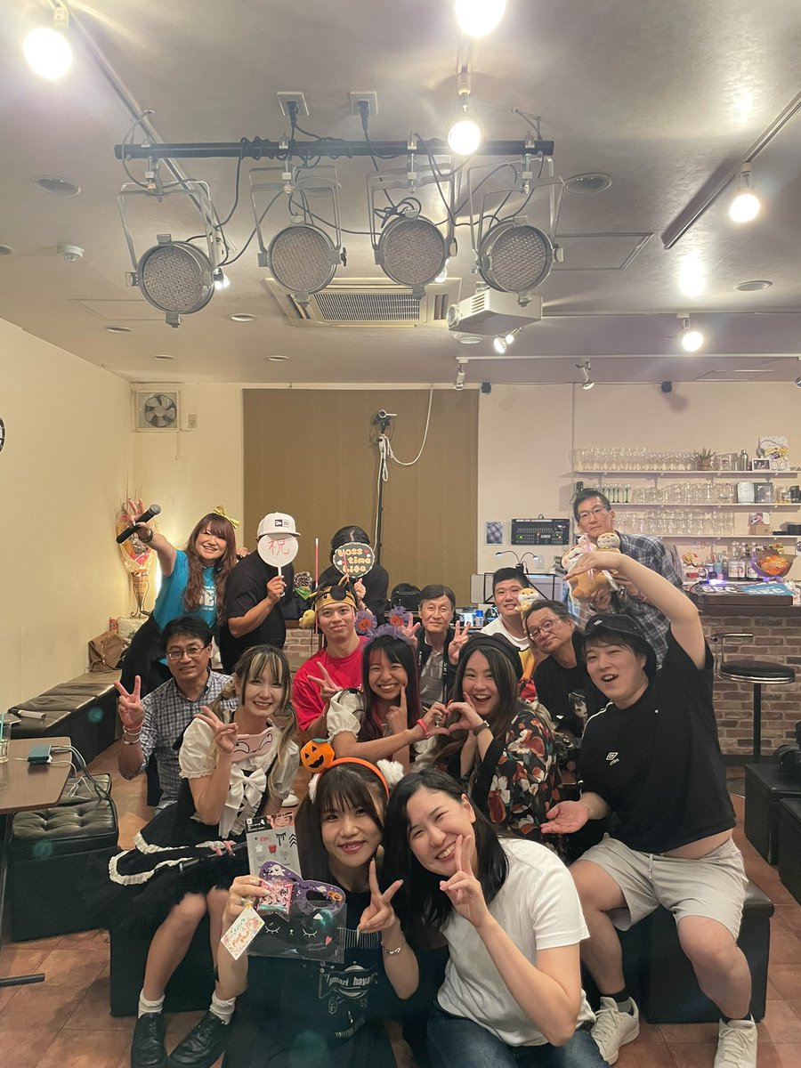 secsheena's tweet photo. 楽しかったー！！！！！！！
みんな熱く再燃しまくったーつ🔥🔥🔥
夜公演のスクワット被害者DOメンの皆でパシャリ📸
昼公演の皆さん💕
配信&amp;アーカイブ応援の皆さん💕
写真入れなかった皆さん💕
18周年マンスに覚醒して再燃ありがと😍❤️❤️ https://t.co/qvYXrL2RIa