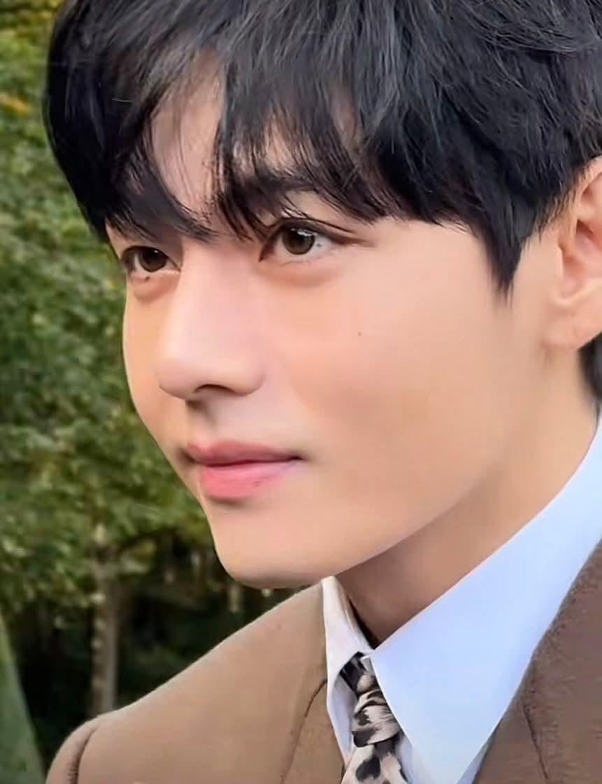 lauru63's tweet photo. @thv95_thv 💜👑✌🏼 https://t.co/DgPkAQ8cg8