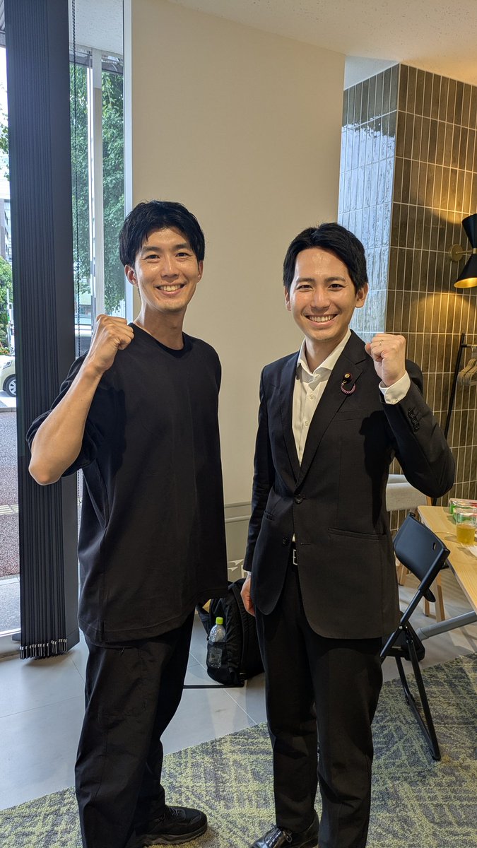 東京から奥村よしひろ参議が🙌

初めての対面でしたが、爽やかながらも信念をひしひしと感じます。

時間いっぱいまで、たくさんたくさん参加者と交流されてました。
お疲れ様でした！

#国民民主党