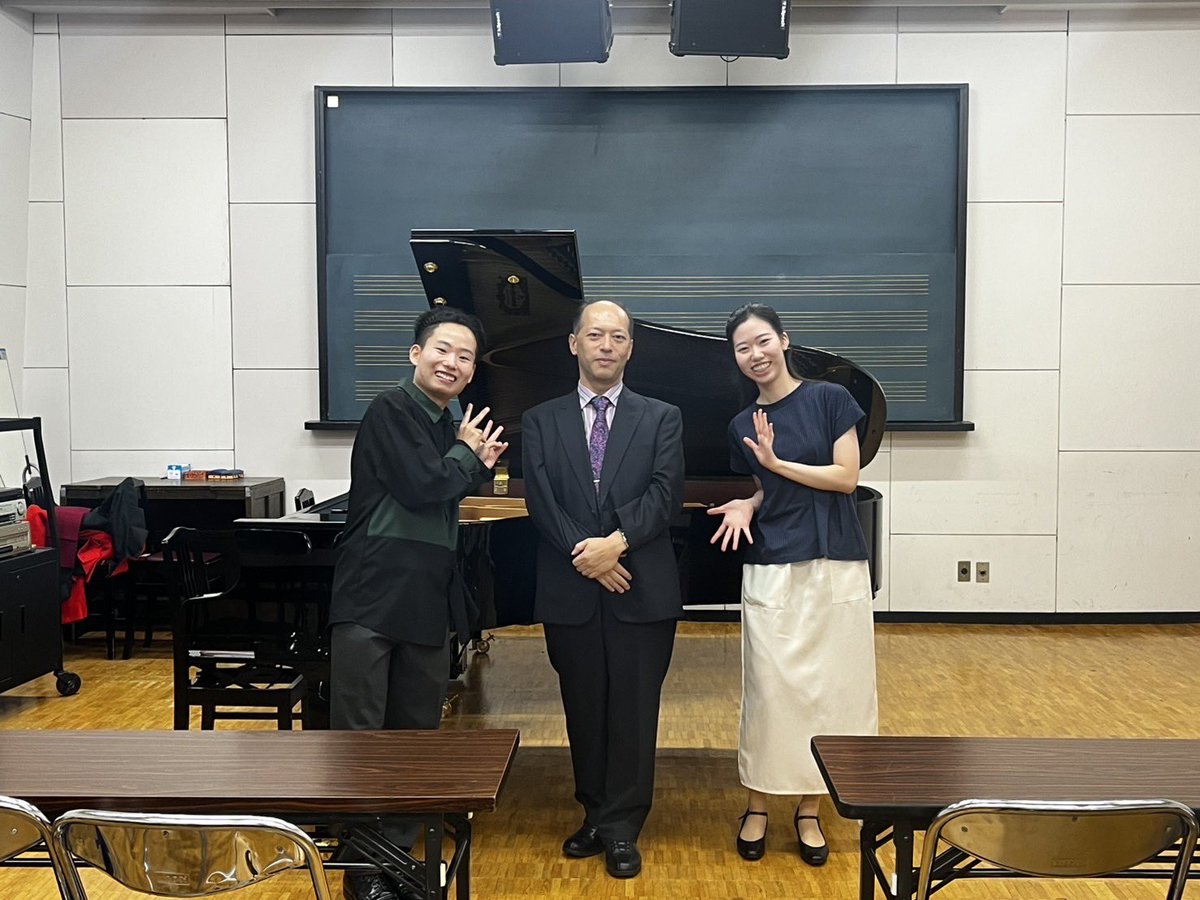 今日、大阪音楽大学で師匠・芹澤佳司先生による公開講座と公開レッスンを受講しました🎹
音の表情作りや和声的なこと、"弾きたい音をイメージすること"の大切さなど多くの学びがありました。貴重なお時間をありがとうございました😊今日の経験をこれからの演奏に活かして頑張っていきます✊