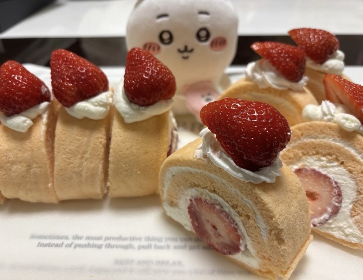 kmx_s2's tweet image. お母さんとお父さんの結婚記念日に作ったロールケーキ🧁💖初めて作って形は歪やけど気持ちが大事よね！