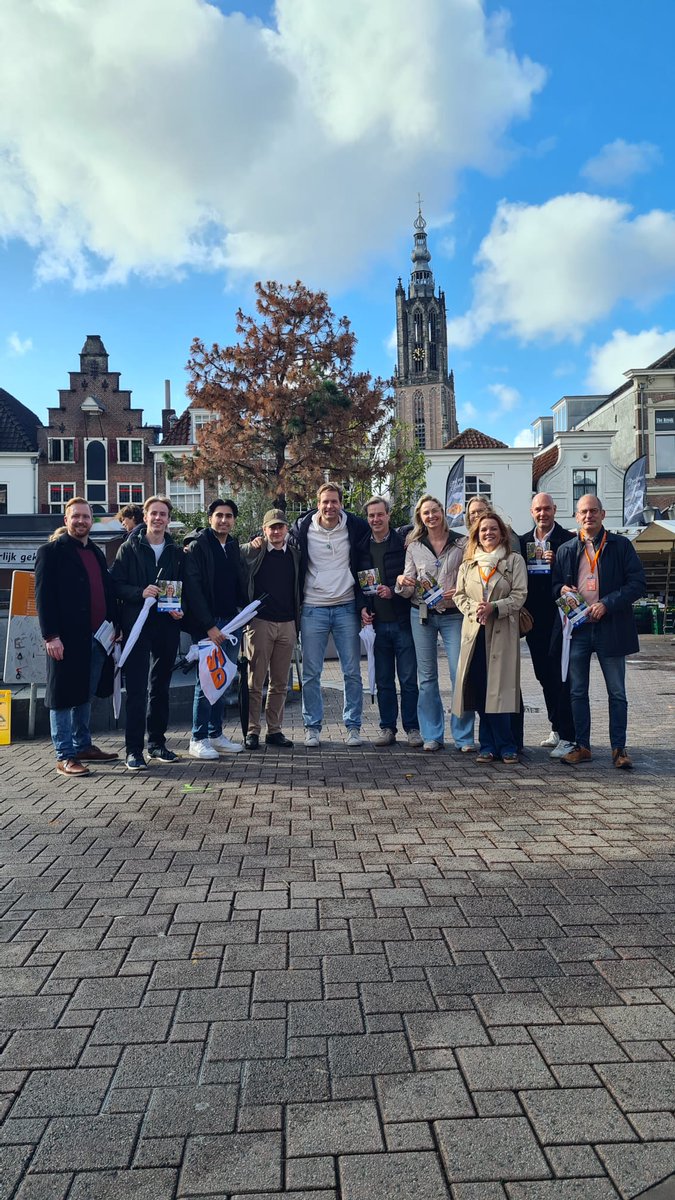 Een enthousiaste groep #Amersfoortse VVD'ers ging op pad met minister <a href="/vincentkar/">Vincent Karremans</a> en Tweede Kamerlid <a href="/QueenyRaj/">Queeny Rajkowski</a> om campagne te voeren voor een Sterker Nederland. #VVD