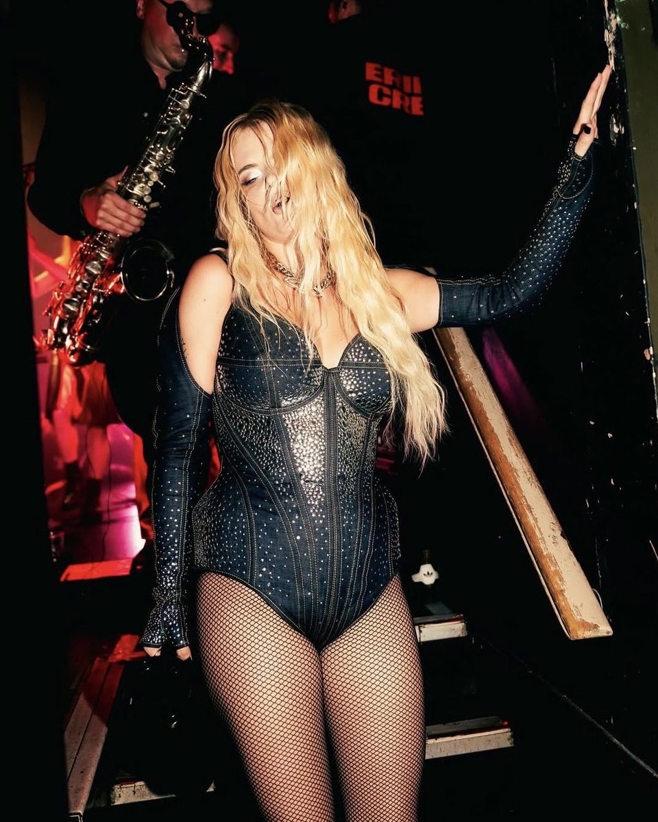 i need erika vikman to get 38282 gigs in london because look how happy she is, she deserves this so much