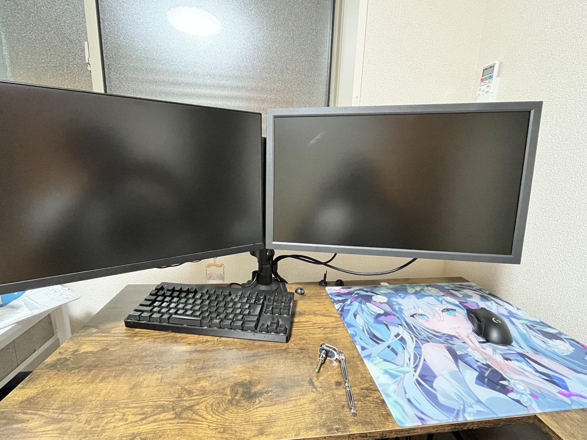 feltz_100's tweet photo. 旧宅からPC持ってきて設置してたらPCの電源ケーブルと電気タップ忘れるしLANケーブル買うの忘れてて使えない…… https://t.co/nZIn6EVUVz