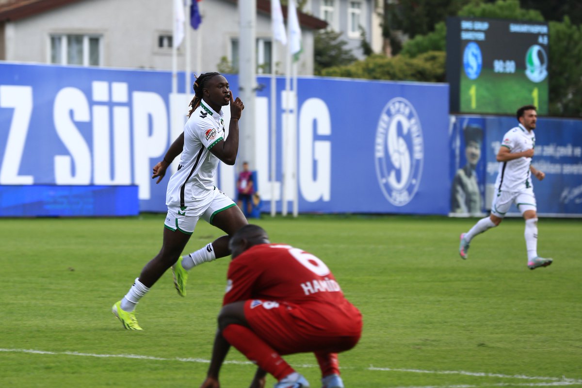 Futbol sadece sahada oynanmıyor. Tribünde, masada, kuliste, ekran başında… Her yerde devam eden büyük bir mücadele var. Sakaryaspor’un Sarıyer deplasmanında yaşadıkları da bunun son örneği.

Maça 48 saatten kısa bir süre kala getirilen deplasman yasağı… Maç saatine saatler