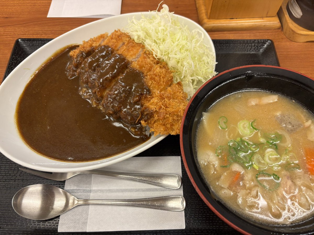 今日の夜食はかつやのカツカレー&amp;豚汁（大）🥰
一瞬サバフライに心惹かれたけど今回は耐えた😂