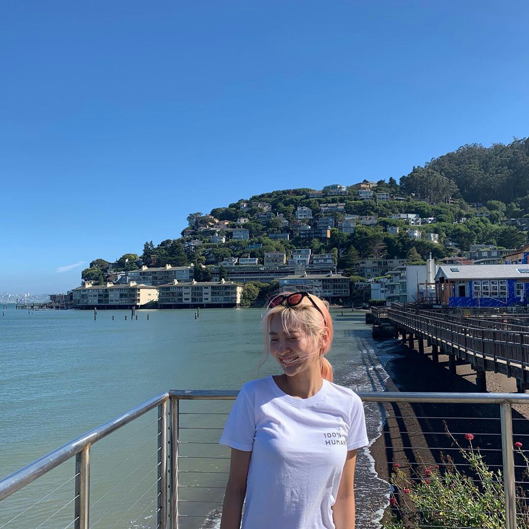 clovergraph's tweet image. I'm so #𝙽αuɢh𝐭y𖤍𝚖թ𝟒 escuchando tremenda joyita, y viendo ahora el #𝕖𝐥𝕚za𖥔caᴍ𝕚𝑙𝑙eঌ𖠇𝙼𝚅 pues me siento como una fan bendecida not gonna lie! Es que está tan bueno que solo me quiero quedar aquí en mitad de la calle o cerca al mar y verlo de nuevo, ya perdí la cuenta.