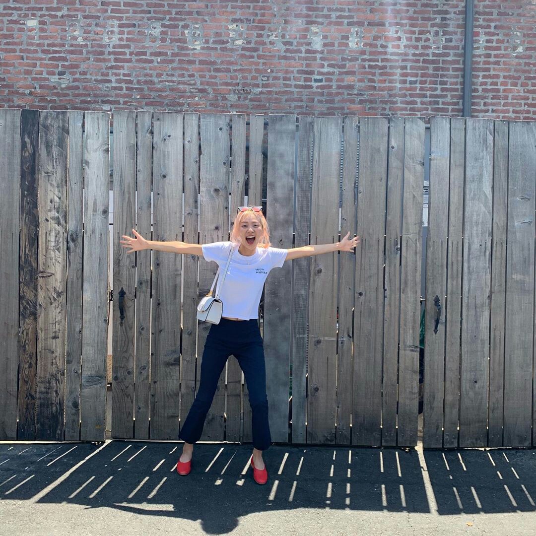 clovergraph's tweet image. I'm so #𝙽αuɢh𝐭y𖤍𝚖թ𝟒 escuchando tremenda joyita, y viendo ahora el #𝕖𝐥𝕚za𖥔caᴍ𝕚𝑙𝑙eঌ𖠇𝙼𝚅 pues me siento como una fan bendecida not gonna lie! Es que está tan bueno que solo me quiero quedar aquí en mitad de la calle o cerca al mar y verlo de nuevo, ya perdí la cuenta.