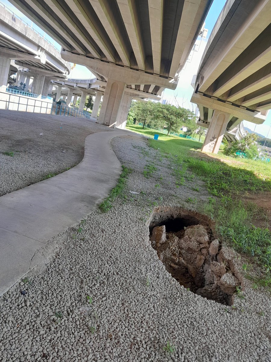 arafatmina's tweet photo. Saw a sinkhole underneath SUKE highway @1Ampang . For attention @mySUKEofficial @AmirudinShari @Rodziah_Ismail @Kamri_BA . Thank you. 2 pix attached. https://t.co/l6IojdTjLd