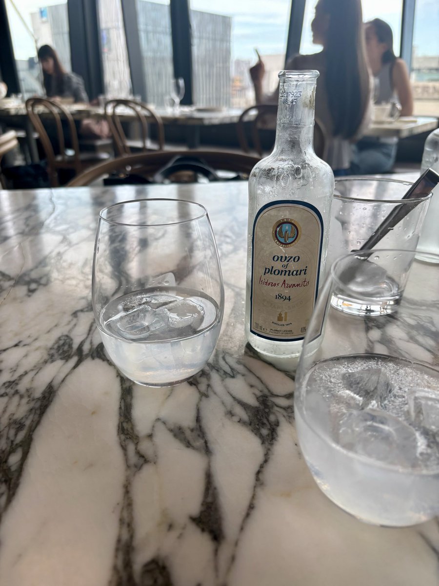 cstkhs's tweet image. 初めてギリシャ料理コースランチを食べながら🇬🇷のお酒OUZOを飲みました🍽️✨

レモンパイはイマイチやったけどそれ以外はめっちゃ美味しかった🤤💙🤍