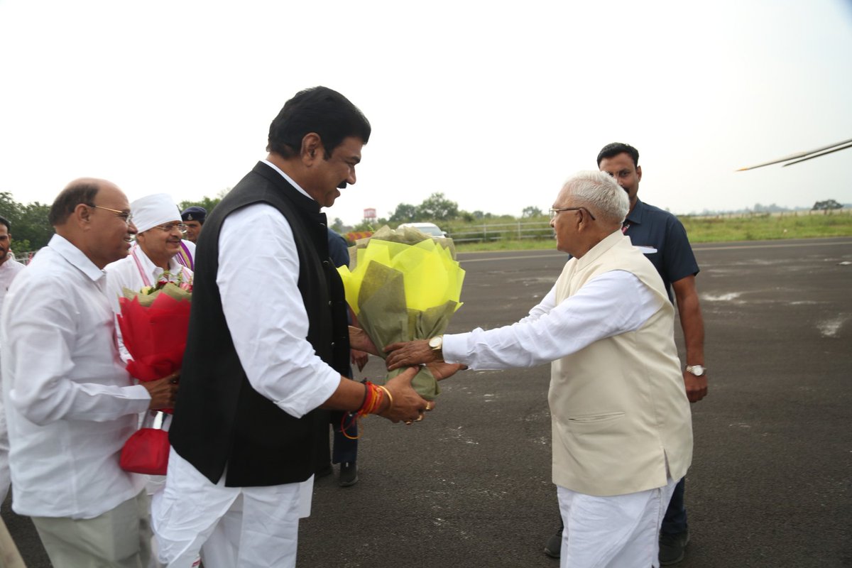 sagarcomisioner's tweet image. ➡️ मध्यप्रदेश के राज्यपाल श्री मंगू भाई पटेल का सागर जिले के ढाना हवाई पट्टी पर खाद्य, नागरिक आपूर्ति एवं उपभोक्ता संरक्षण मंत्री श्री गोविंद सिंह राजपूत सहित अन्य जनप्रतिनिधियों एवं अधिकारियों द्वारा पुष्प गुच्छ भेंट कर गरिमामय स्वागत किया गया।

#jansamparkMP #sagar