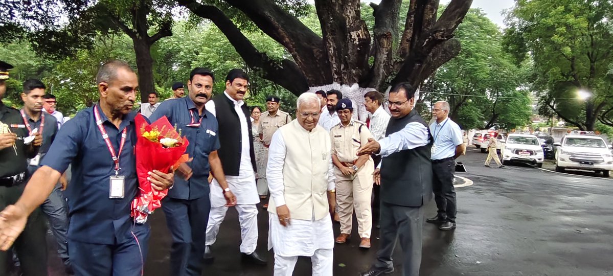 sagarcomisioner's tweet image. ➡️ मध्यप्रदेश के राज्यपाल श्री मंगू भाई पटेल का सागर जिले के ढाना हवाई पट्टी पर खाद्य, नागरिक आपूर्ति एवं उपभोक्ता संरक्षण मंत्री श्री गोविंद सिंह राजपूत सहित अन्य जनप्रतिनिधियों एवं अधिकारियों द्वारा पुष्प गुच्छ भेंट कर गरिमामय स्वागत किया गया।

#jansamparkMP #sagar