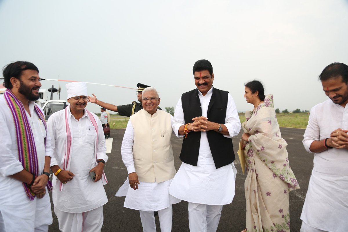 sagarcomisioner's tweet image. ➡️ मध्यप्रदेश के राज्यपाल श्री मंगू भाई पटेल का सागर जिले के ढाना हवाई पट्टी पर खाद्य, नागरिक आपूर्ति एवं उपभोक्ता संरक्षण मंत्री श्री गोविंद सिंह राजपूत सहित अन्य जनप्रतिनिधियों एवं अधिकारियों द्वारा पुष्प गुच्छ भेंट कर गरिमामय स्वागत किया गया।

#jansamparkMP #sagar