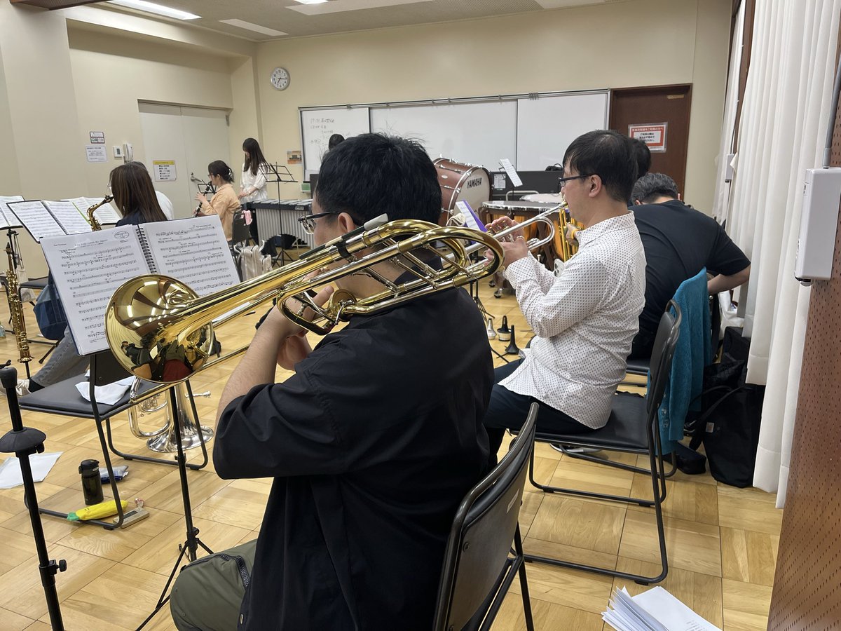 TamaWind's tweet image. トロンボーンパートです！
12/28(日)の演奏会で縮まらないよう、練習ではスライドを伸ばしまくってます😆
トロンボーンパート、奮闘中！
皆様、会場でお会いしましょ〜♪

＃多摩市
＃吹奏楽
＃団員募集
＃幸運鈴