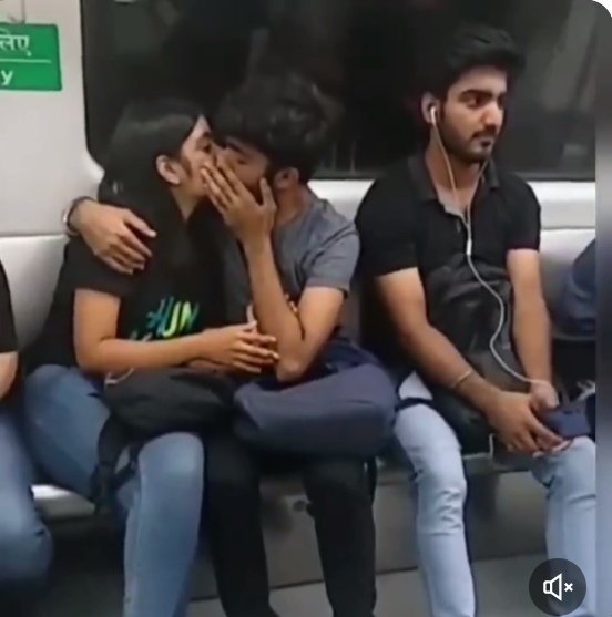 मेट्रो में दम घुट जाए, तो ऐसे मुंह से ऑक्सीजन दिया जाता है गलत मत समझना।

मगर में यह नहीं समझ पा रहा हूं , कि दोनों में से ऑक्सीजन की ज़रूरत किसे है?