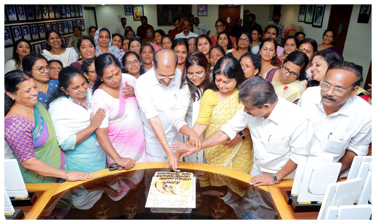 AdvJebiMather's tweet photo. Celebrating the historic achievement of completing 1474 Mandalams across all districts of Kerala — a proud moment marked by a cake-cutting ceremony at the KPCC office, joined by senior leaders and @KeralaPMC  office bearers.
#MahilaSaahasKeralaYathra #JebiMatherMP #KPMC https://t.co/WdOgF3okHr