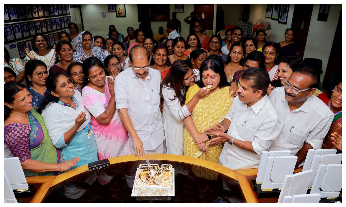 AdvJebiMather's tweet photo. Celebrating the historic achievement of completing 1474 Mandalams across all districts of Kerala — a proud moment marked by a cake-cutting ceremony at the KPCC office, joined by senior leaders and @KeralaPMC  office bearers.
#MahilaSaahasKeralaYathra #JebiMatherMP #KPMC https://t.co/WdOgF3okHr