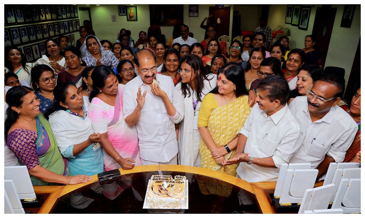 AdvJebiMather's tweet photo. Celebrating the historic achievement of completing 1474 Mandalams across all districts of Kerala — a proud moment marked by a cake-cutting ceremony at the KPCC office, joined by senior leaders and @KeralaPMC  office bearers.
#MahilaSaahasKeralaYathra #JebiMatherMP #KPMC https://t.co/WdOgF3okHr