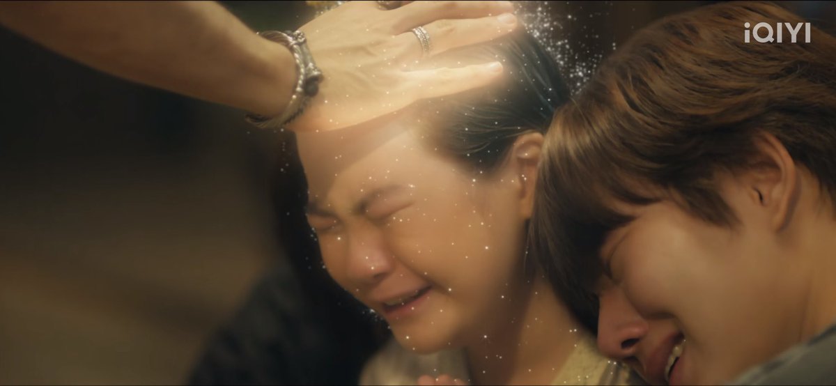 PhorkruOffice's tweet photo. Khemjira The Series EP9
 #เขมจิราต้องรอดEP9
น้องเอกเล่นดีมากกก คือดูกี่รอบก็ร้องไห้ไปกับน้องทุกรอบ ในขณะที่ตัวเองแตกสลายมากๆแล้ว ยังสามารถใช้น้ำเสียงที่เหมือนปลอบประโลมผู้ใหญ่รอบตัวได้ 
“เอกพร้อมแล้วจ้ะ พ่อครู ส่งเอกไปหาทองนะ~”
“เอกเลือกแล้วจ้ะ ให้เอกไปหาทองเถอะนะ ~”
“ลาก่อนนะจ๊ะ พี่เขม พี่เจต ฝากบอกลาพี่ชาญด้วยน้า~”

ลูกเอ้ยยยยยอิแม่บ่ไหวแล้ว��ูก🥹🥹😭😭