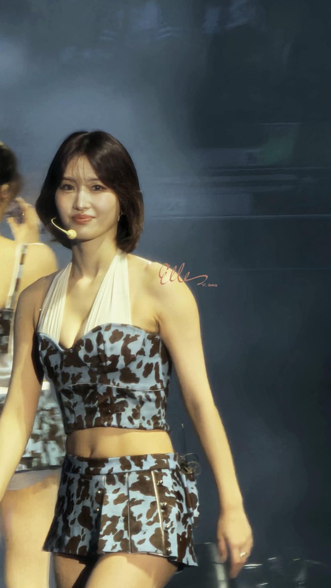 I haven't gone through all my photos but here's Momo and Jihyo 😍😍😍

Ang gaganda. Ang gagaling. Grabeeee