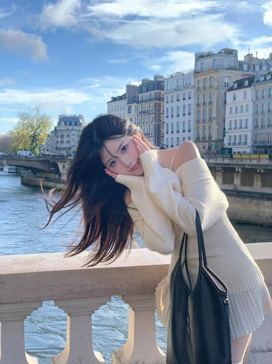 福利姬灵灵全球cos外围经济（全国独家资源）分享的黄推图片4 - 网红私拍内容