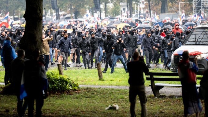 PetravanDam3's tweet image. (Rode Lijn #rodelijn Museumplein #Museumplein)

Foto links IS NEDERLAND! 
Foto rechts IS ON-NEDERLANDS!
