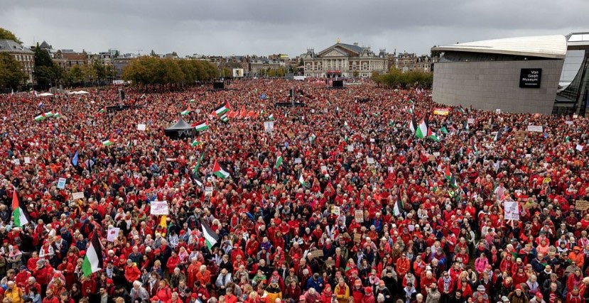 PetravanDam3's tweet image. (Rode Lijn #rodelijn Museumplein #Museumplein)

Foto links IS NEDERLAND! 
Foto rechts IS ON-NEDERLANDS!