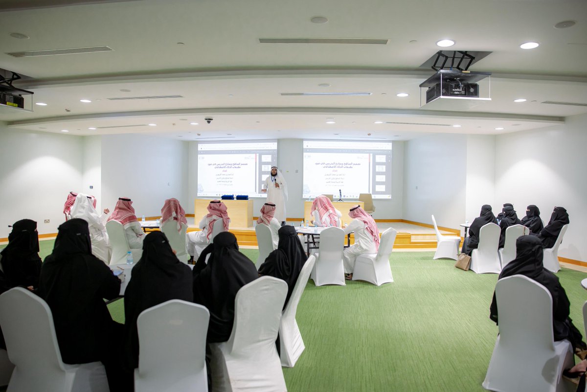 ضمن الاحتفال بـ #اليوم_العالمي_للمعلم..

نظّمت كلية التربية بـ #جامعة_القصيم ندوةً ودورات تدريبية ركّزت على تطوير أدوار المعلم في عصر الذكاء الاصطناعي، وتنمية المهارات القيادية والمهنية، بمشاركة أعضاء هيئة التدريس وحضور عددٍ من المعلمين والمعلمات، وذلك بمركز الملك عبدالعزيز