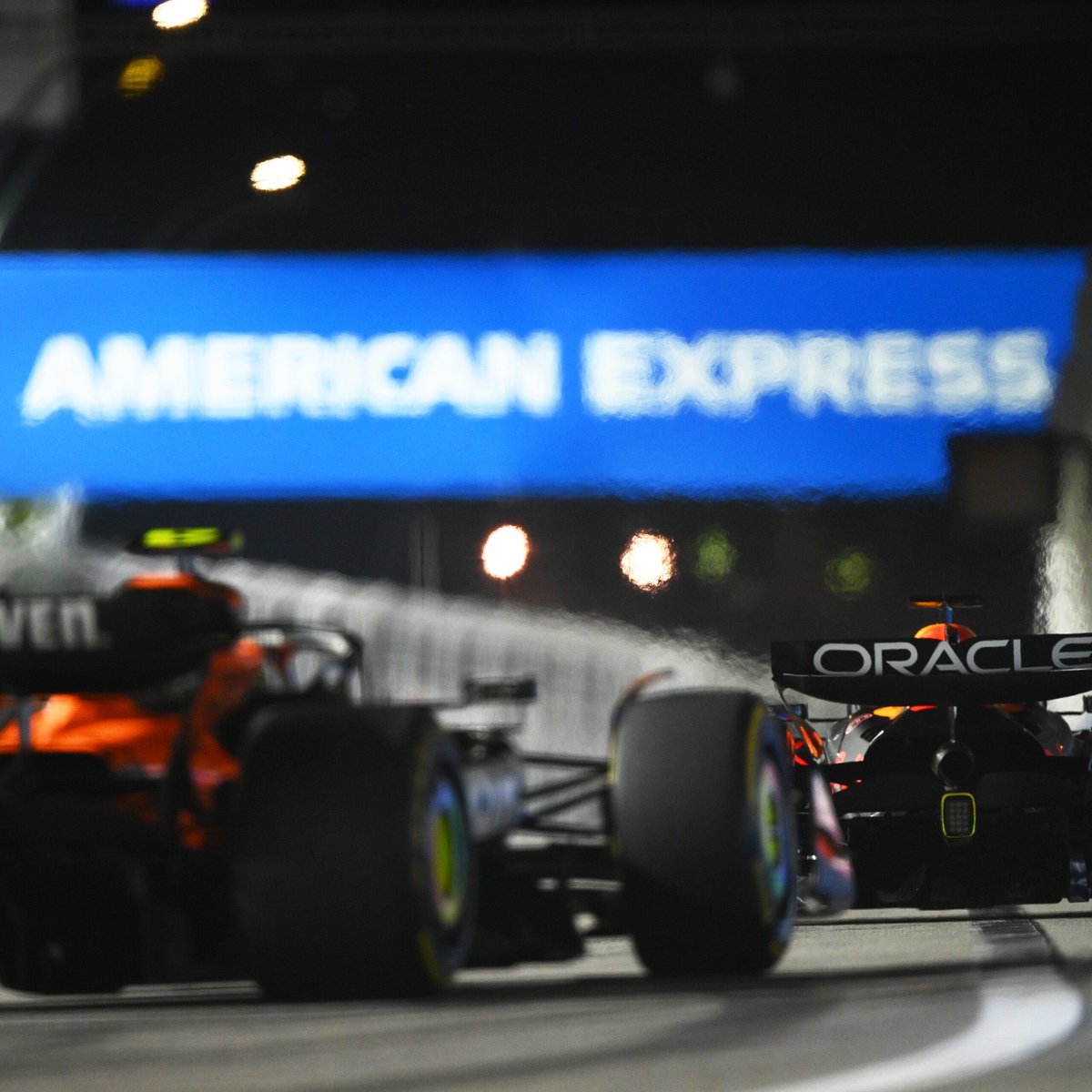 FormulaSourceIG's tweet image. After 33 race laps George Russell is still leading the Grand Prix:

1 - Russell (H)
2 - Verstappen +3.3s (H)
3 - Norris +4.3s (H)

#F1 #SingaporeGP 🇸🇬